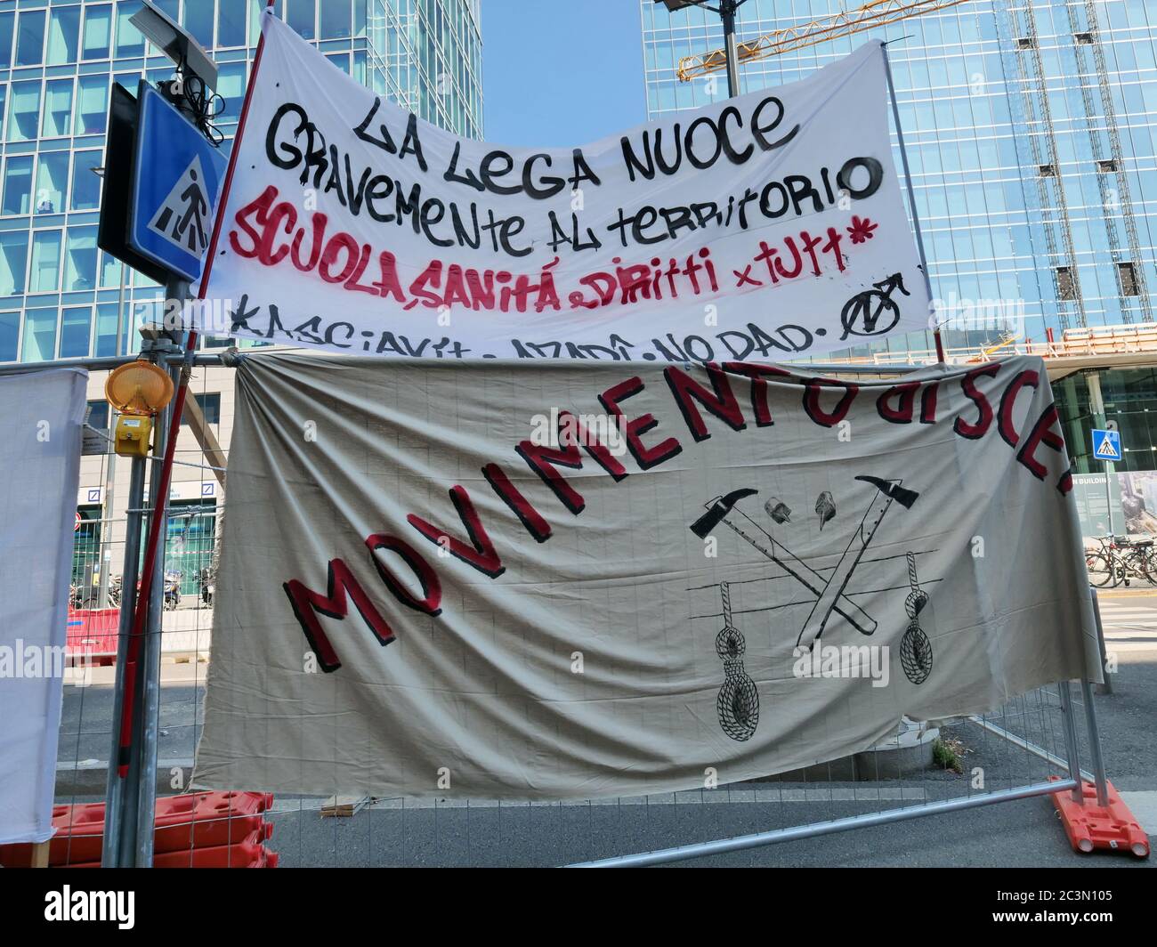 Protesta in via gioia contro il Governatore Attilio Fontana e il Consigliere Giulio Gallera per la cattiva gestione sanitaria in Lombardia durante la chiusura, organizzata da sindacati e centri sociali di base a Milano il 20 giugno 2020. (Foto di Luca ponti/Pacific Press/Sipa USA) Foto Stock