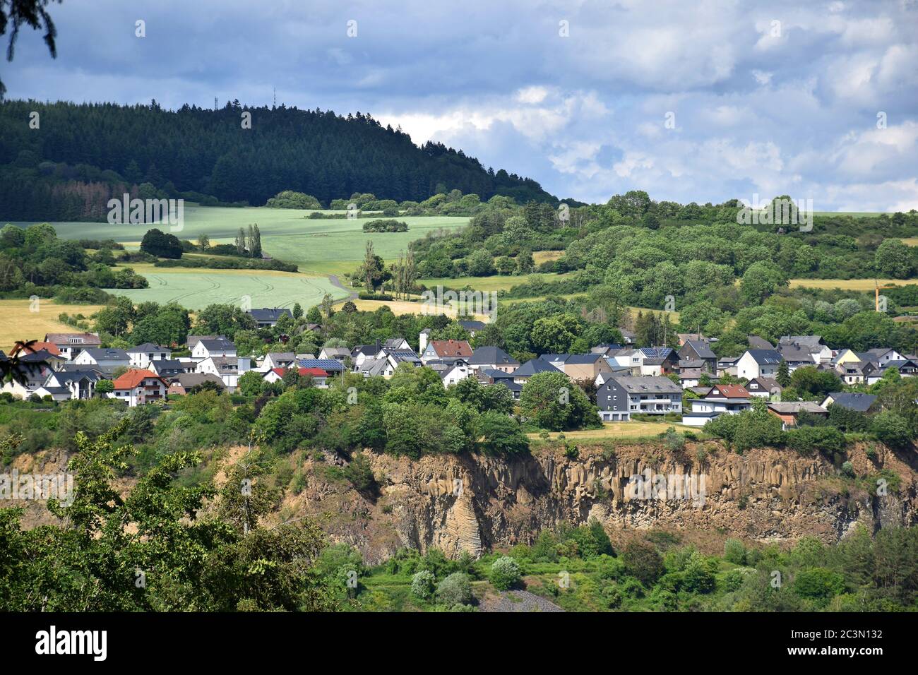 Paesaggio panoramico con villaggio costruito al bordo di una scogliera nelle montagne Eifel, Germania Foto Stock