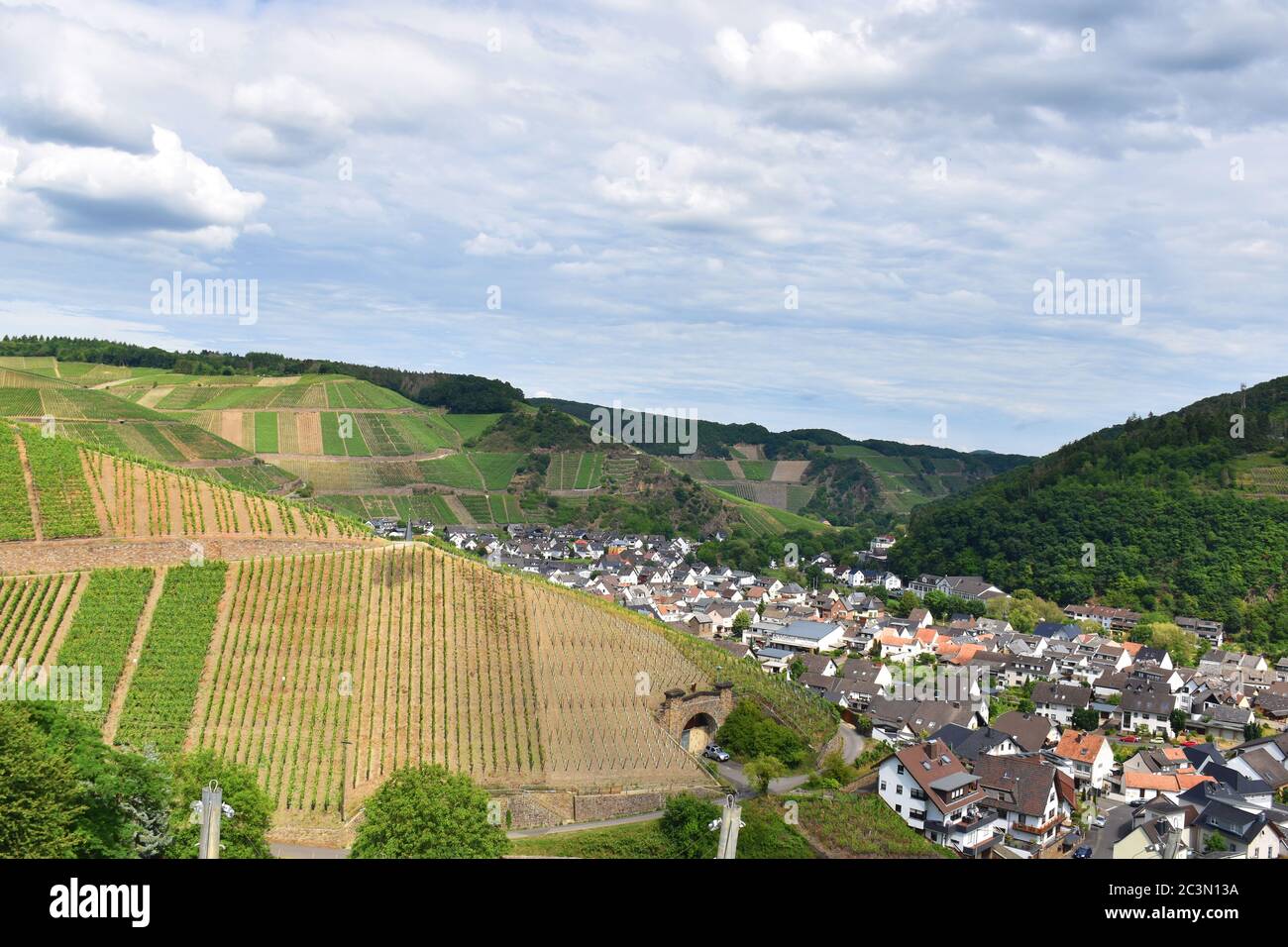 Paesaggio panoramico paese del vino con villaggio nella valle di Ahr, Germania Foto Stock