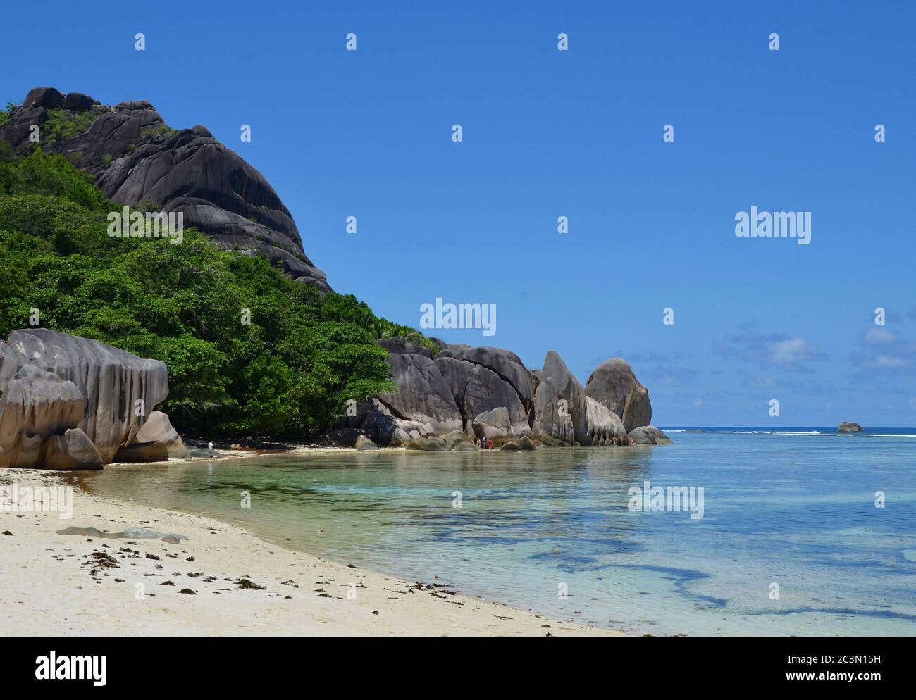 Idilliaca spiaggia con rocce di granito gigante sull'isola di la Digue, Seychelles Foto Stock