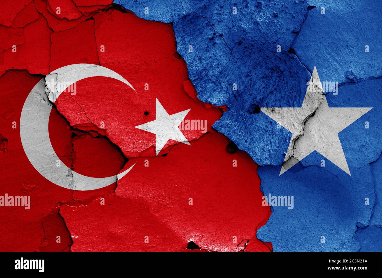 Bandiere di Turchia e Somalia dipinte su pareti incrinate Foto Stock