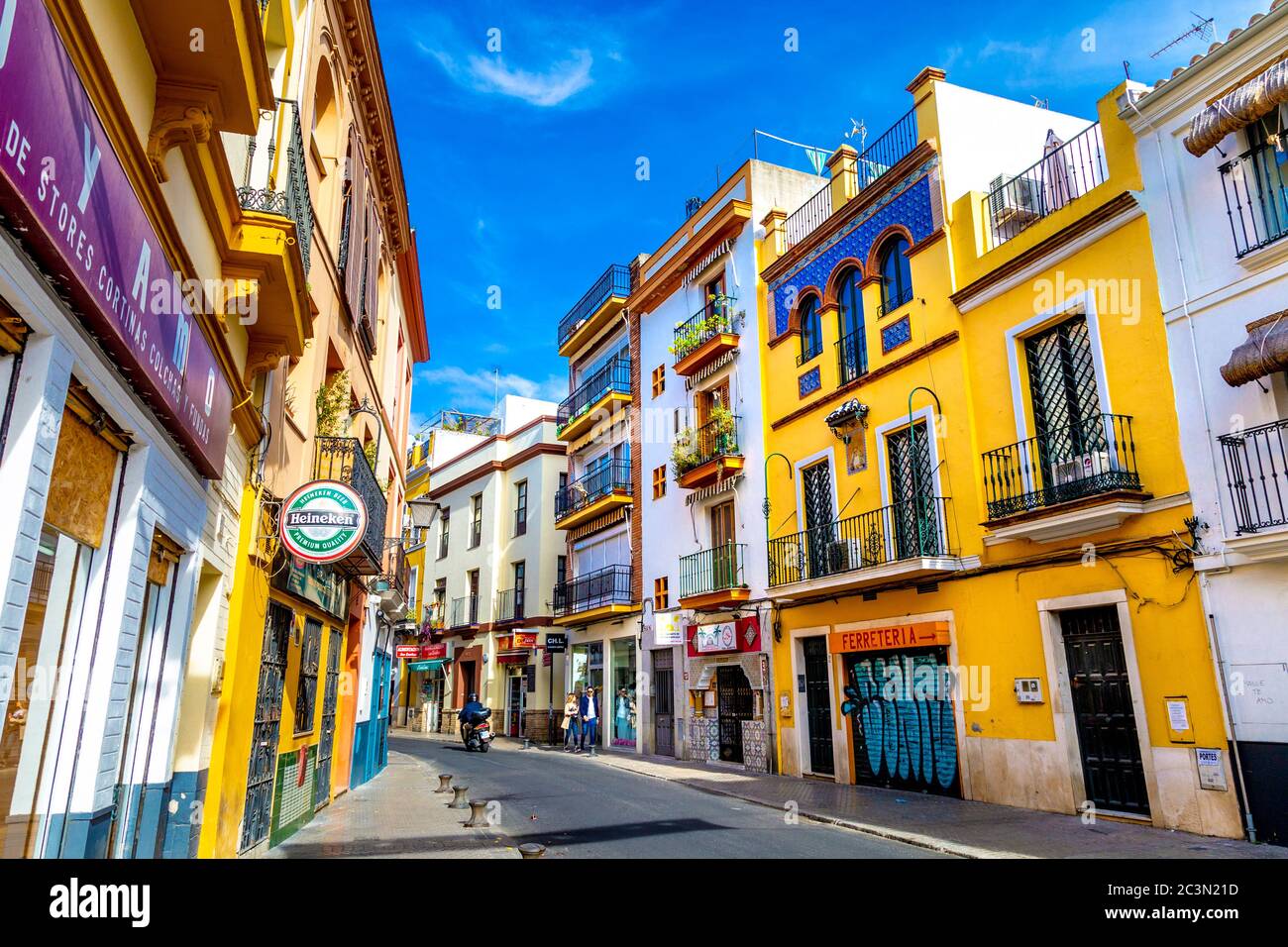 Case colorate in Calle San Esteban nel quartiere di Alfalfa, Siviglia, Andalusia, Spagna Foto Stock
