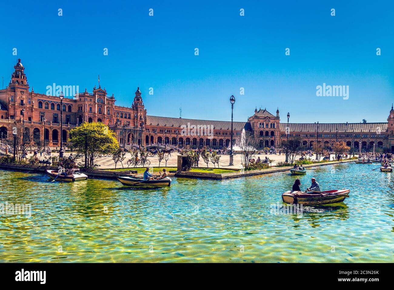 Persone in barca nella fontana intorno al padiglione di Plaza de España in Parque de María Luisa, Siviglia, Spagna Foto Stock