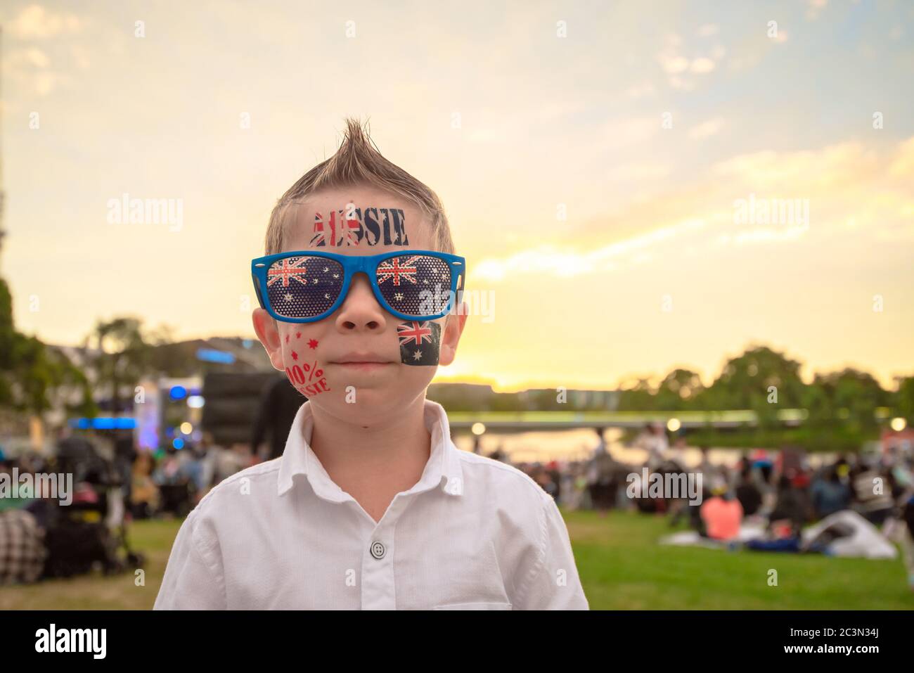 Un bambino australiano festeggia l'Australia Day nella città di Adelaide indossando occhiali da sole a tema Foto Stock