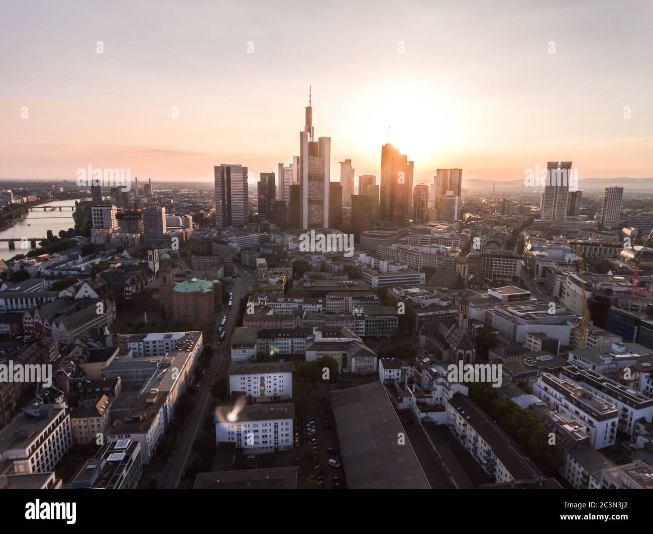 Circa novembre 2019: Vista spettacolare del drone aereo di Francoforte sul meno, Germania Skyline in luce del sole Foto Stock