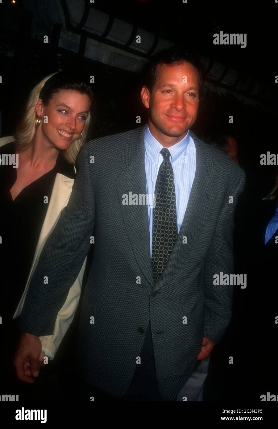 Westwood, California, USA 19 ottobre 1995 l'attore Steve Guttenberg e ospite partecipano alla rappresentazione teatrale 'Four Dogs and a Bone' che si apre alla Geffen Playhouse il 19 ottobre 1995 a Westwood, California, USA. Foto di Barry King/Alamy Stock foto Foto Stock