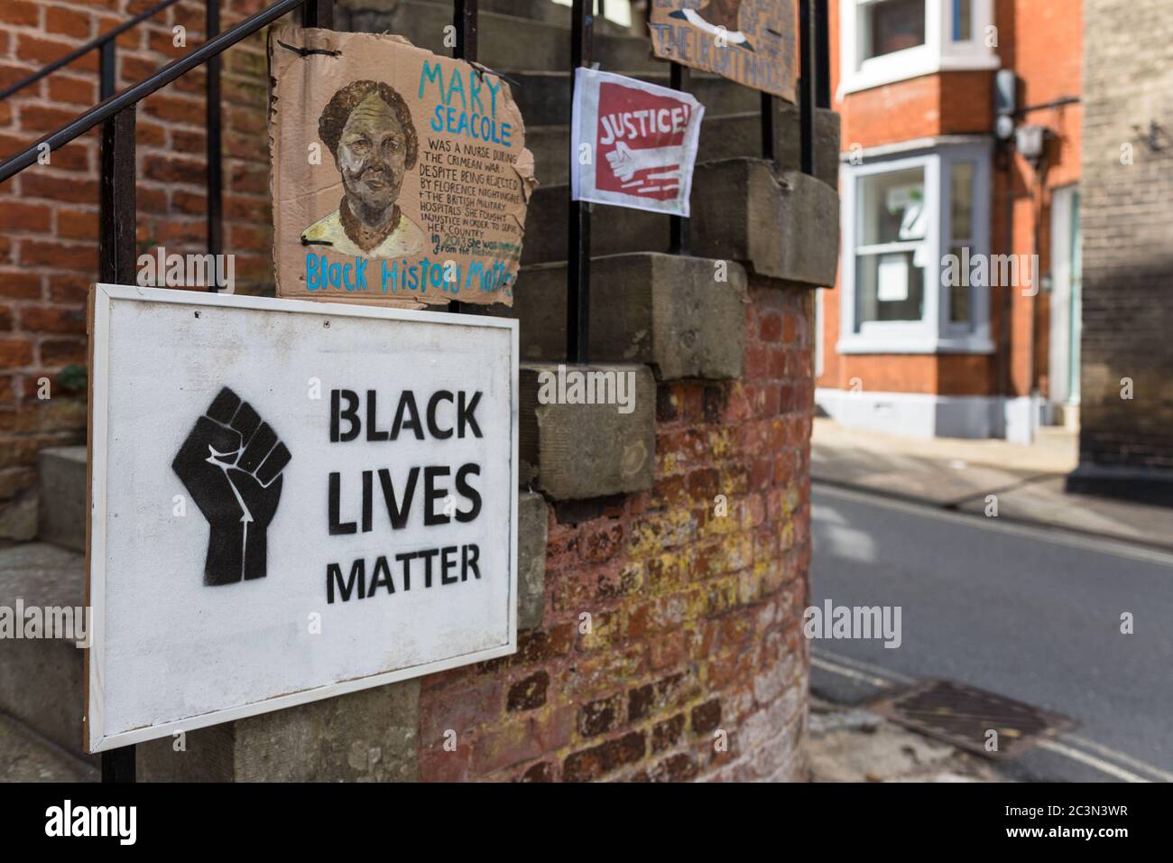 Woodbridge, Suffolk, UK Giugno 19 2020: Cartelli di protesta BLM fatti in casa che sono stati fissati al municipio nel centro di Woodbridge per mostrare la città An Foto Stock