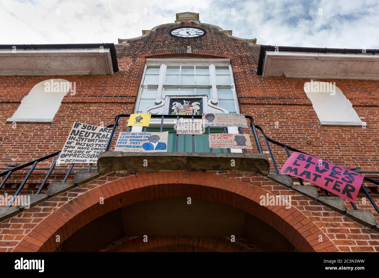 Woodbridge, Suffolk, UK Giugno 19 2020: Cartelli di protesta BLM fatti in casa che sono stati fissati al municipio nel centro di Woodbridge per mostrare la città An Foto Stock