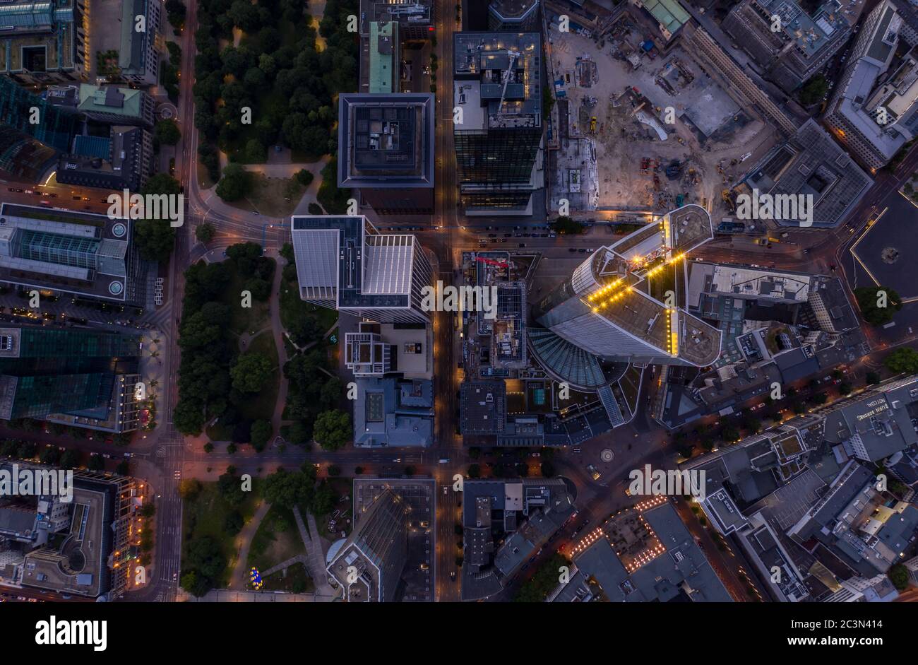 Veduta aerea degli uccelli del centro di Francoforte sul meno subito dopo il tramonto con luci della città incandescenti Foto Stock