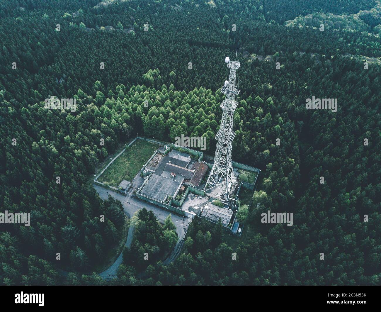 AEREO: Drone Shot della vecchia stazione radio Torre Abandones in ricca  Foresta Verde circondata da alberi Foto stock - Alamy
