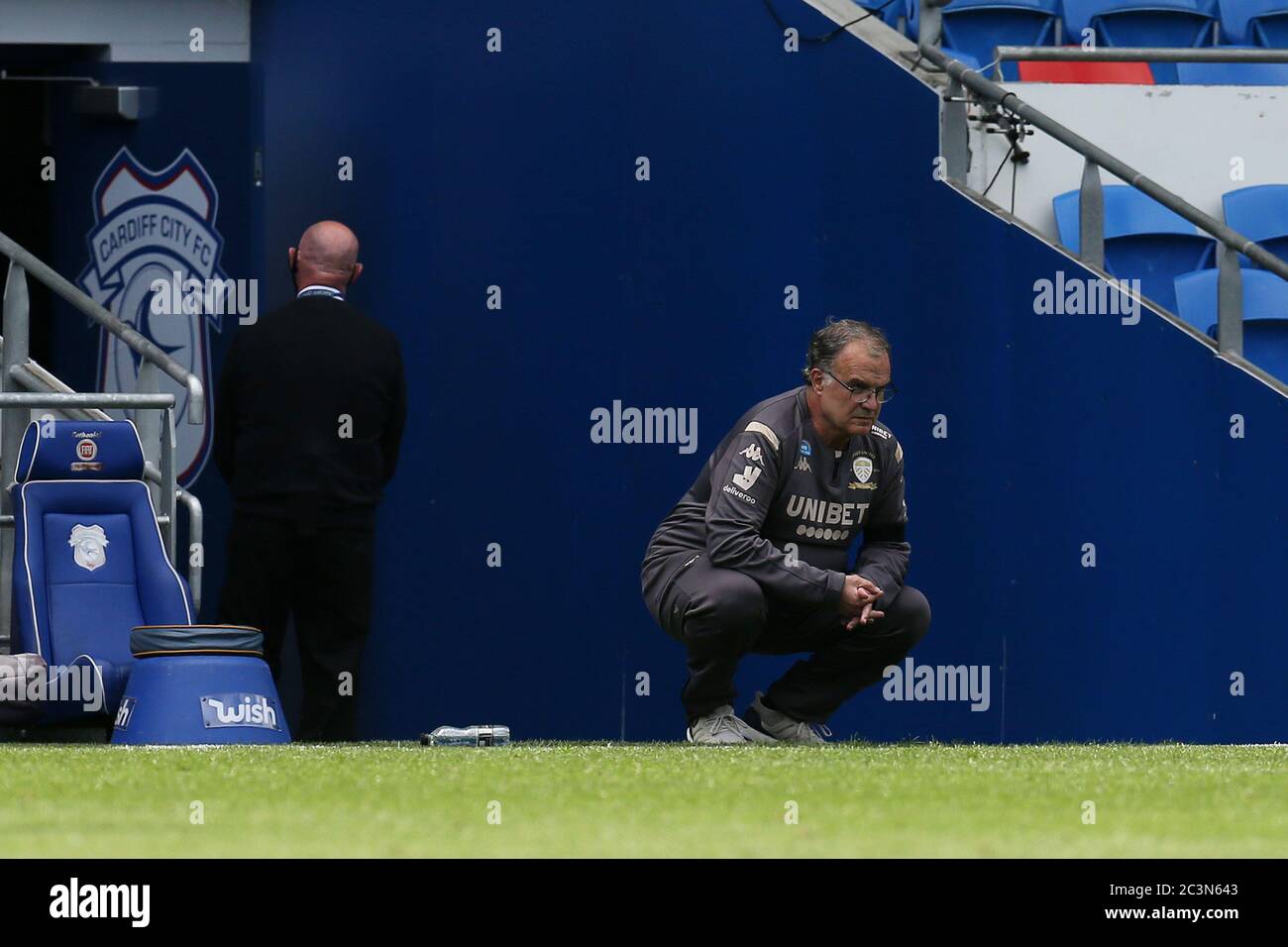 Cardiff, Regno Unito. 21 Giugno 2020. Marcelo Bielsa, il manager/allenatore Leeds United guarda dalla linea di contatto durante la partita EFL Skybet, Cardiff City contro Leeds Utd, allo stadio Cardiff City Stadium domenica 21 giugno 2020. Questa immagine può essere utilizzata solo per scopi editoriali. Solo per uso editoriale, licenza richiesta per uso commerciale. Non si può usare nelle scommesse, nei giochi o nelle pubblicazioni di un singolo club/campionato/giocatore. pic di Andrew Orchard/Andrew Orchard sport photography/Alamy Live news Credit: Andrew Orchard sports photography/Alamy Live News Foto Stock