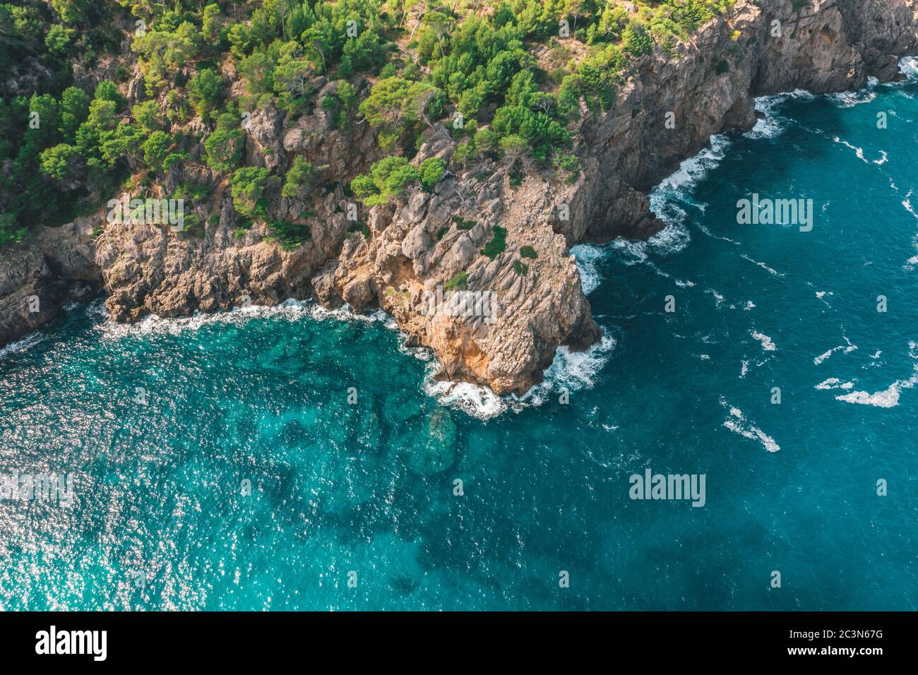 AEREO: Costa tropicale con colori ricchi e acqua turchese in Spagna Foto Stock