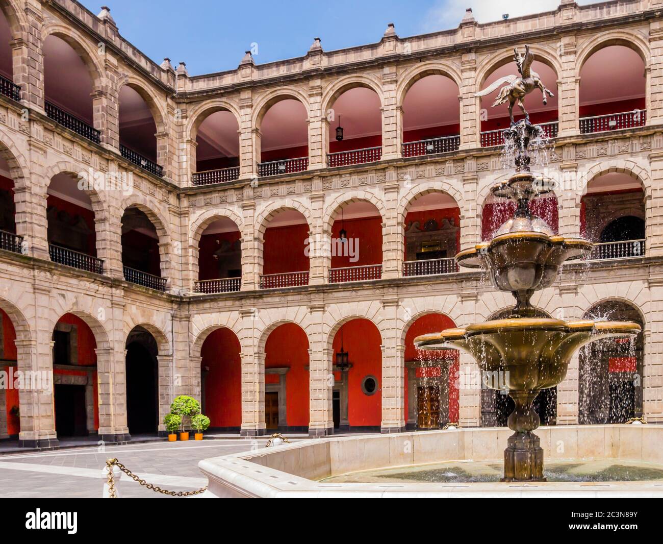 Particolare del Palazzo Nazionale (Palacio Nacional) cortile centrale e la sua fontana monumentale, Città del Messico, Messico Foto Stock