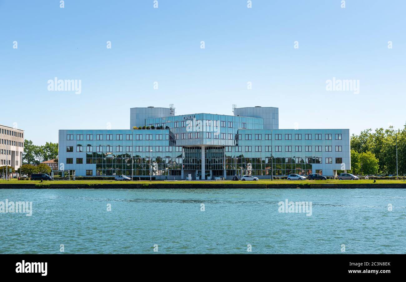 L'edificio dell'ufficio CPAM (ente di assicurazione sanitaria pubblica) visto dal fiume Adour. Foto Stock