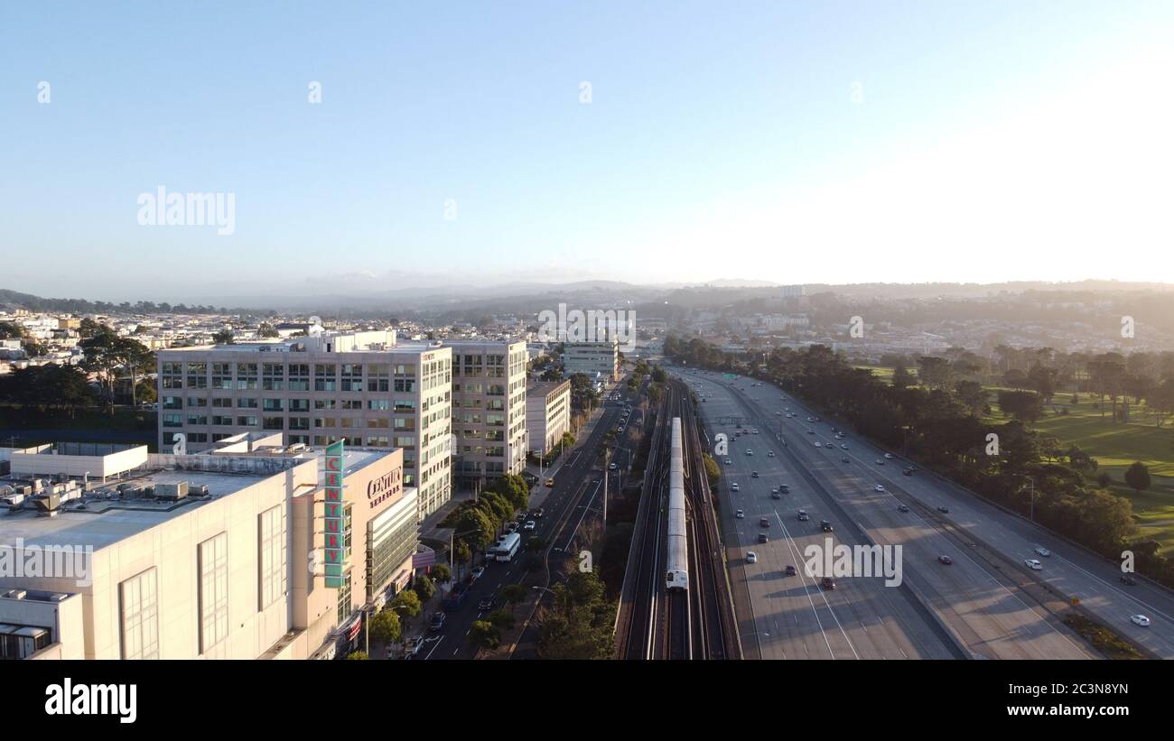 Bellissimo scatto aereo della metropolitana BART a Daly City Foto Stock