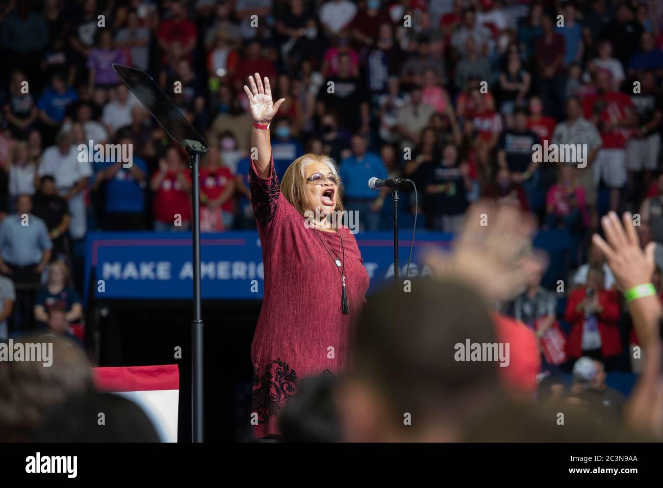 TULSA, Oklahoma, Stati Uniti. - 20 giugno 2020: Il Dott. Alvida King dà una preghiera di apertura appassionata per iniziare il rally. Foto Stock