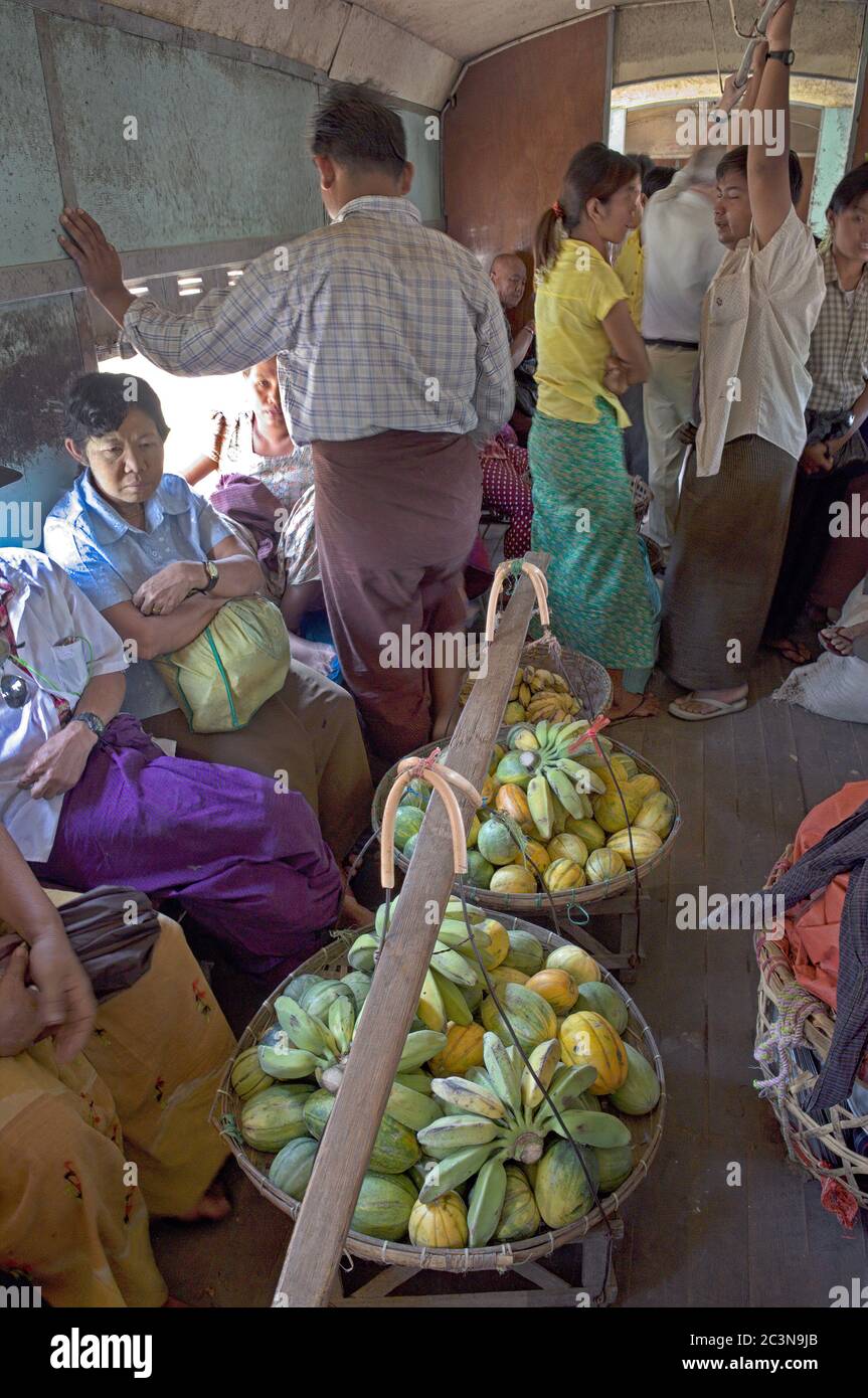 Vendita di frutta fresca ai passeggeri sul treno circolare a Yangon Myanmar (Birmania) Foto Stock