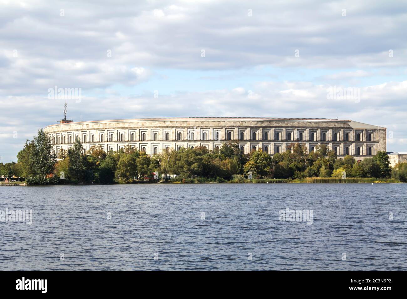Germania, Norimberga, Vista panoramica con Sala Congressi (Kongresshalle) e Centro documentazione come parte del partito ex raduno nazista. (Reichs Foto Stock