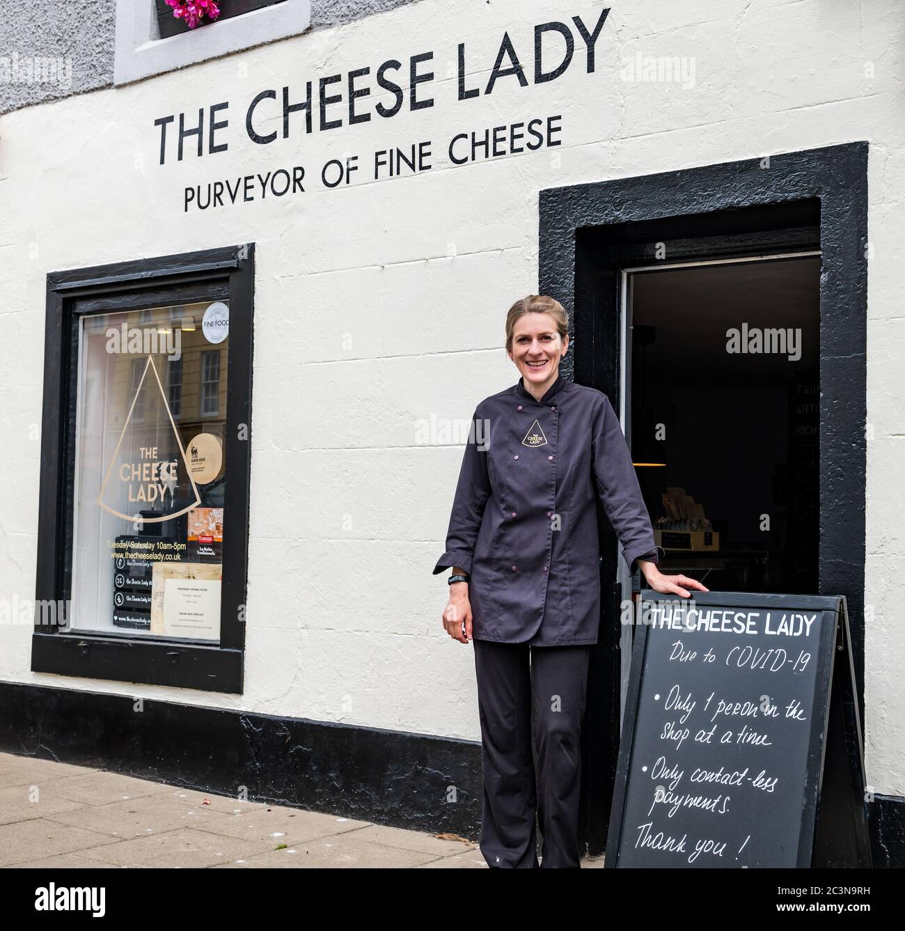Svetlana Kukharchuk, proprietario del negozio Cheese Lady Cheesemonger con avviso Covid-19, Haddington, East Lothian, Scozia, Regno Unito Foto Stock