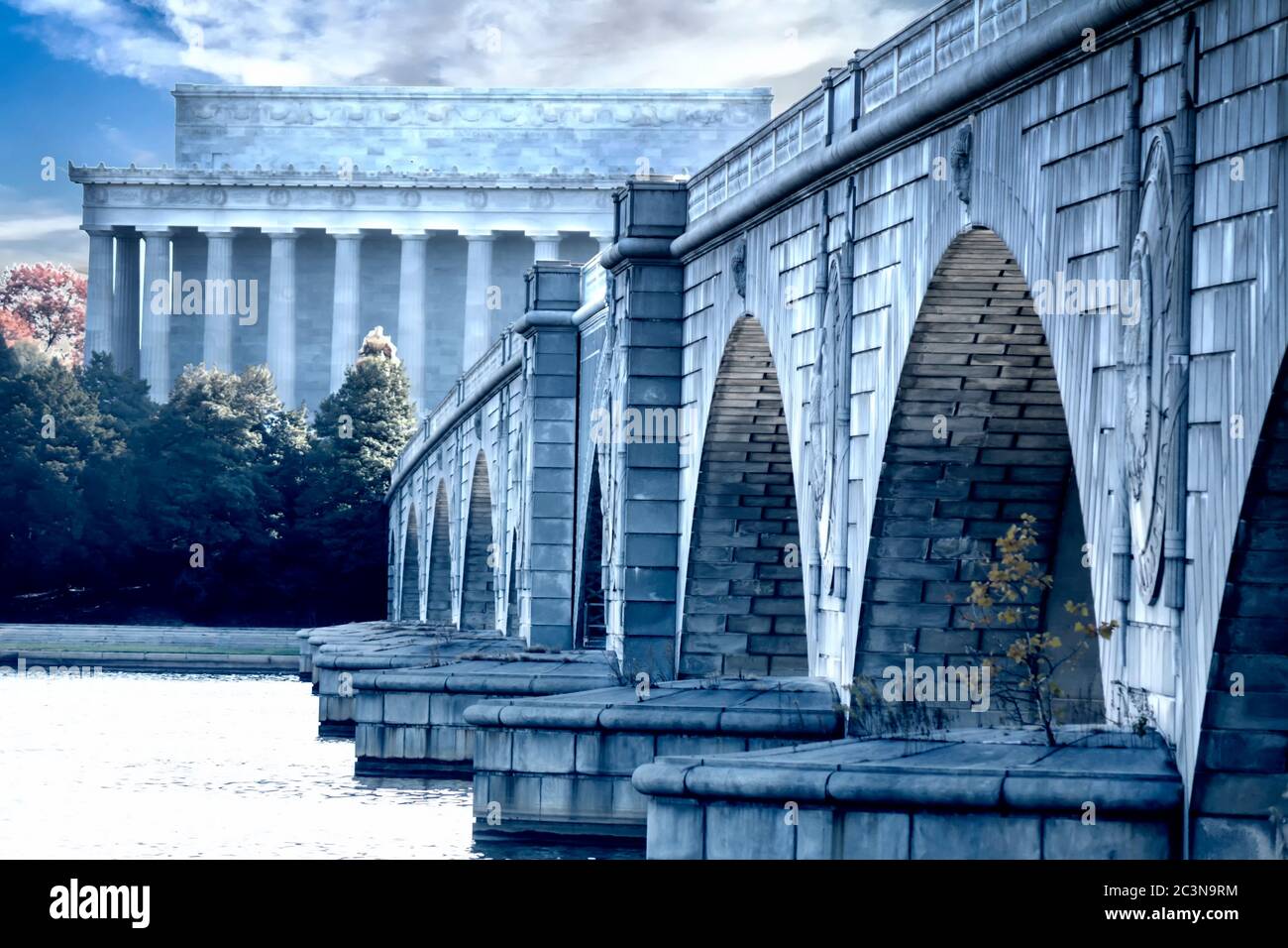 Il Lincoln Memorial e l'Arlington Memorial Bridge si estendono sul fiume Potomac fino a Washington DC dal Mount Vernon Trail Foto Stock