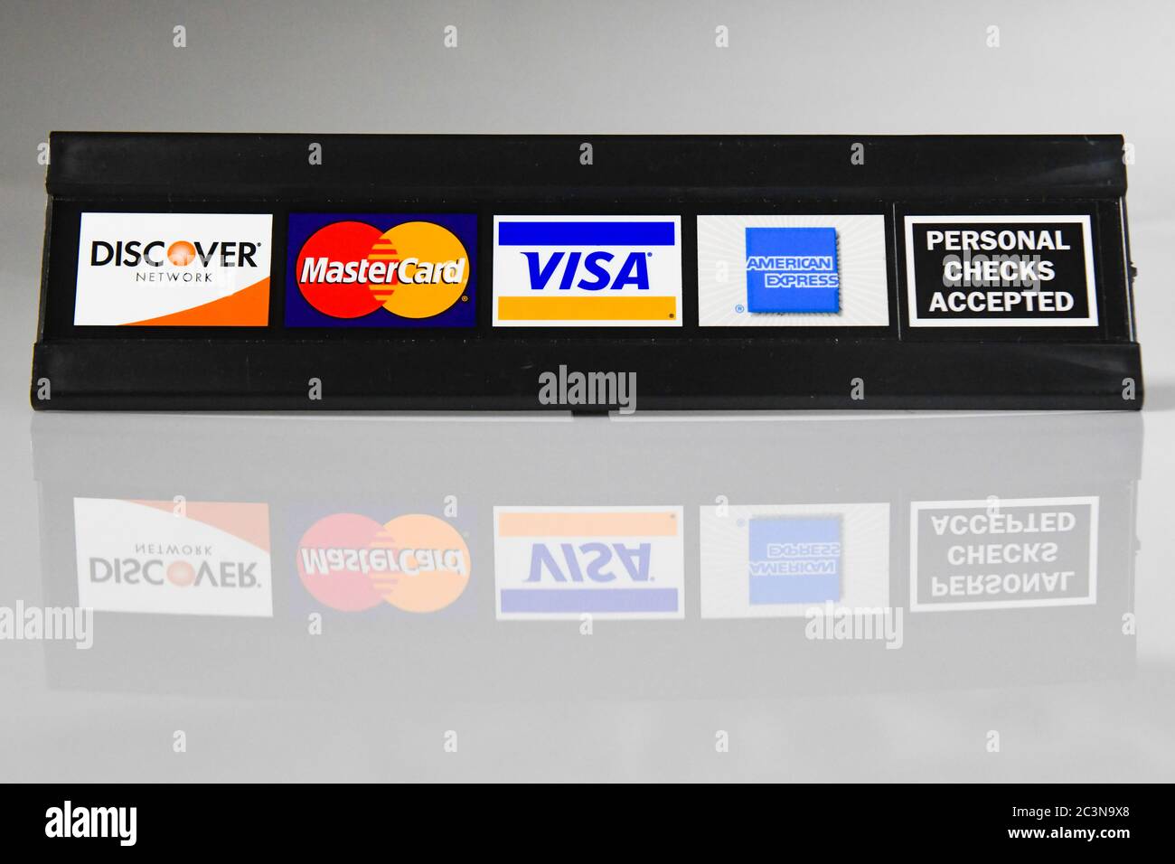 Logo di carte di credito ritagliati su sfondo bianco - acquisto di carte di credito Foto Stock