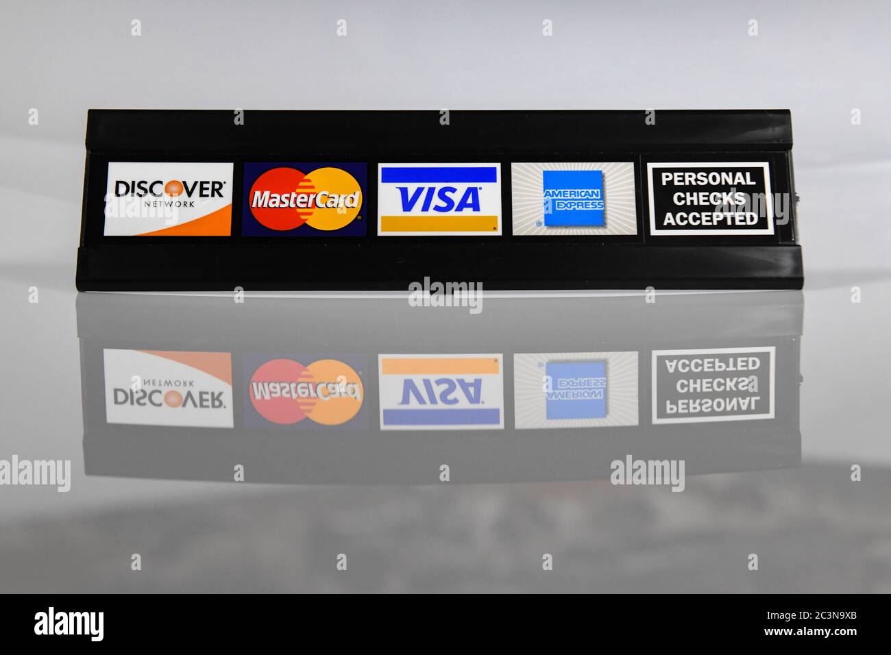 Logo di carte di credito ritagliati su sfondo bianco - acquisto di carte di credito Foto Stock