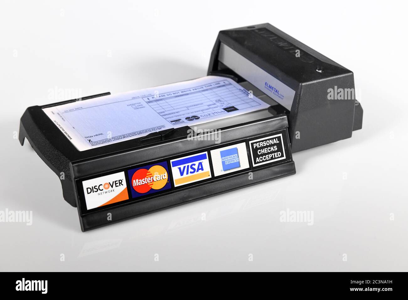 Macchina manuale per carte di credito - vecchia tecnologia - stampante manuale per carte di credito con logo di carte di credito - segno di spunta personale Foto Stock
