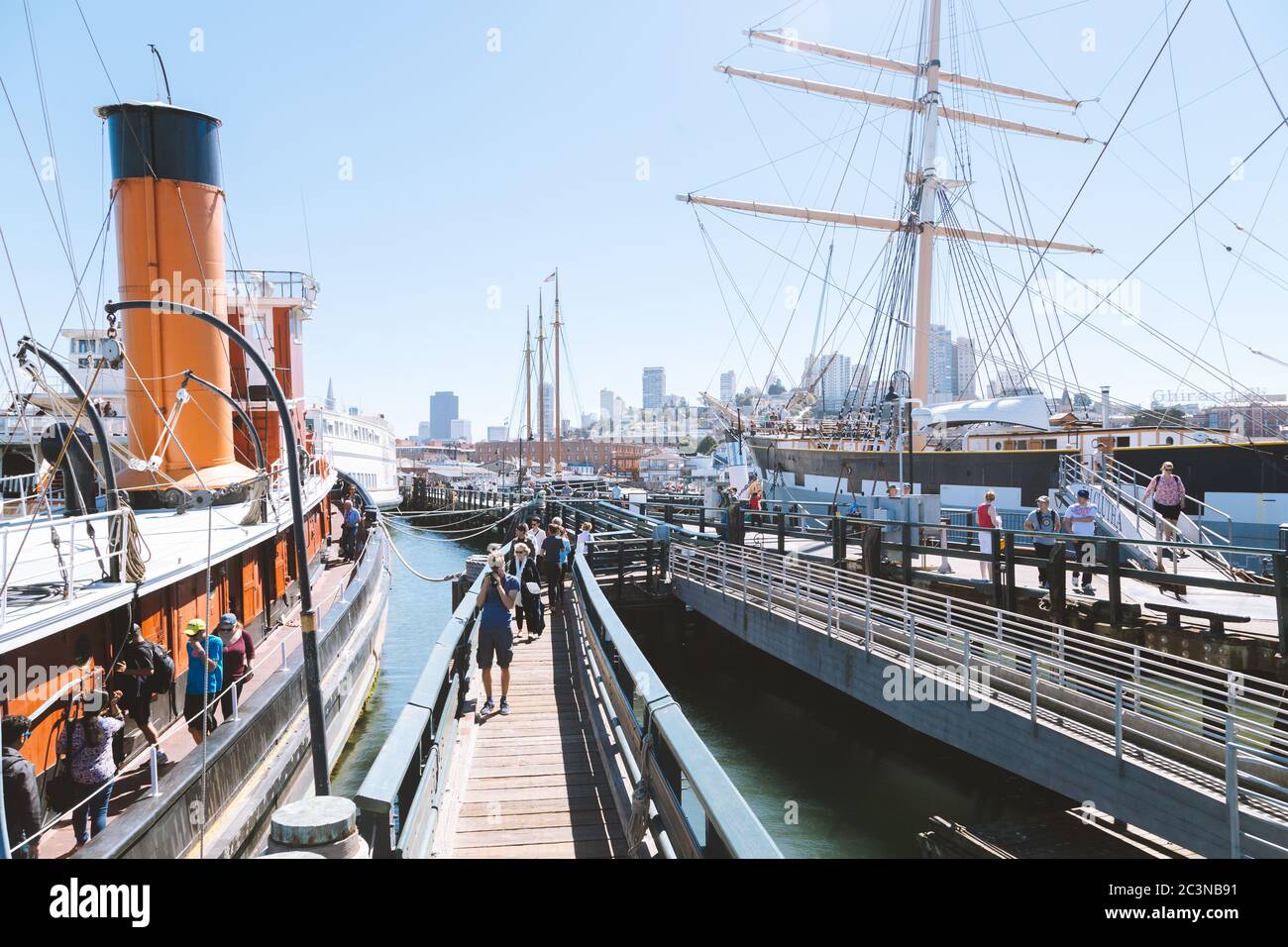La gente visita le navi storiche del San Francisco Maritime National Historical Park in una giornata di sole a San Francisco, California, USA Foto Stock