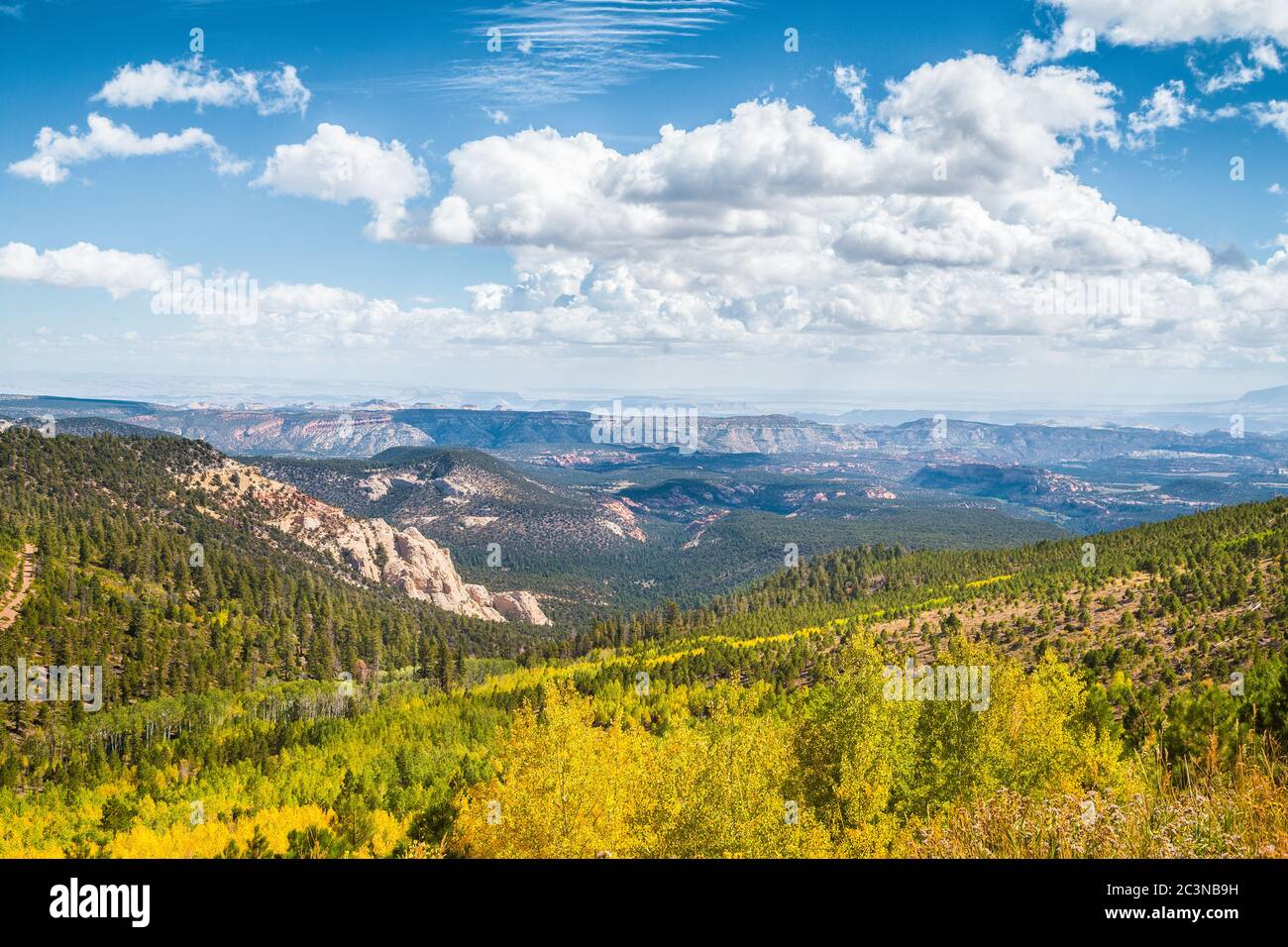 Splendida vista panoramica elevata del paesaggio panoramico delle montagne dello Utah con idilliaco fogliame dorato durante l'estate indiana, il sud-ovest americano, Stati Uniti Foto Stock