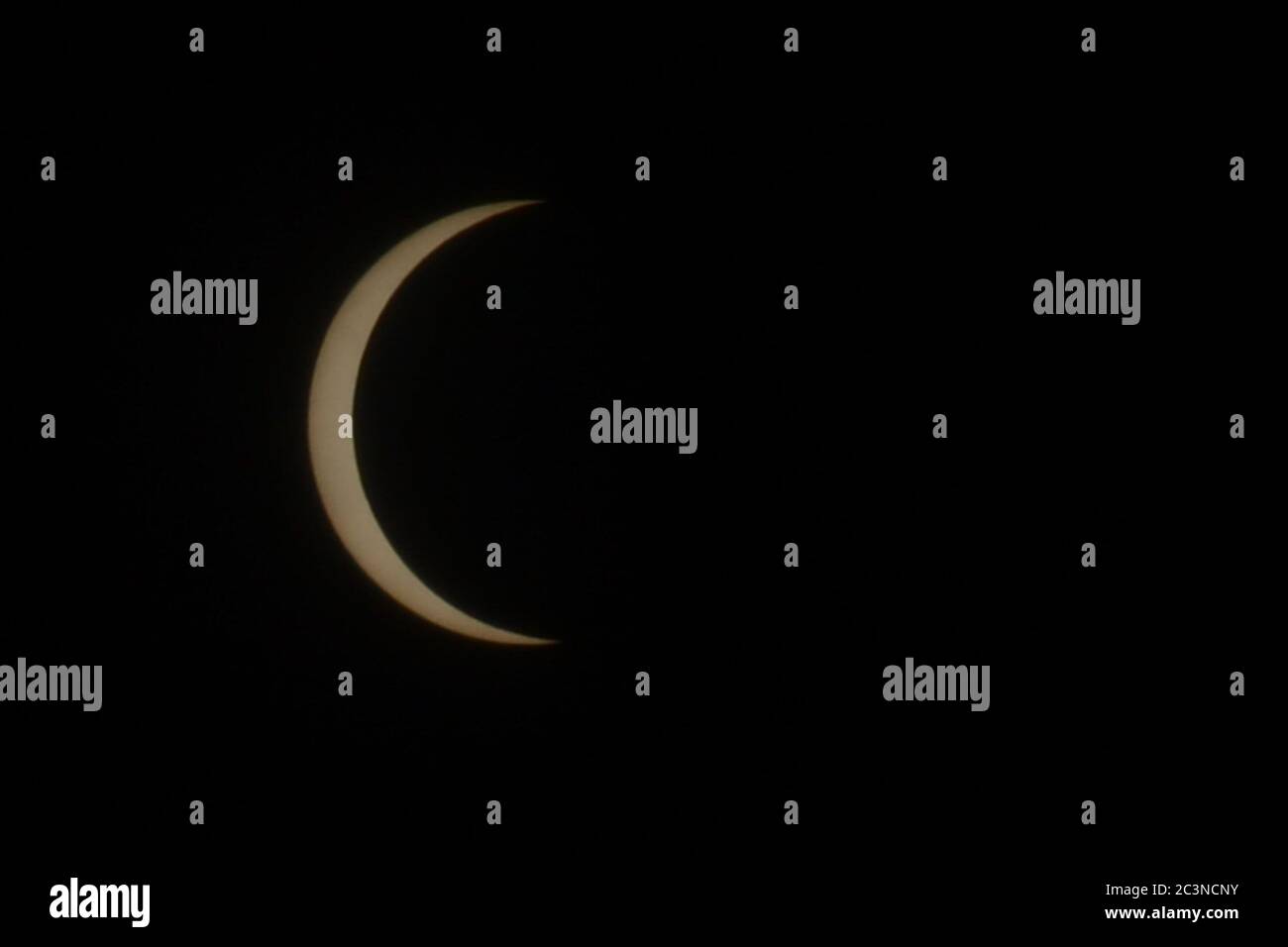 La luna copre parzialmente il sole durante un'eclissi solare anulare 'la gente sta vedendo questo drammatico 'anello di fuoco' nel cielo - la prima eclissi solare di 2020 dalle loro case con l'aiuto di una piastra di raggi X e con tutte le altre misure di sicurezza a Lahore il mese di giugno 21, 2020.quando la luna è in orbita tra la terra e il sole per un certo periodo, il sole diventa parzialmente o completamente invisibile a qualsiasi osservatore della terra (per un certo periodo di tempo). Questo evento è chiamato eclissi solare. Ciò accade quando la nuova luna si alza dopo la nuova luna. Ogni anno sulla Terra si osservano almeno due o cinque eclissi solari. Foto Stock