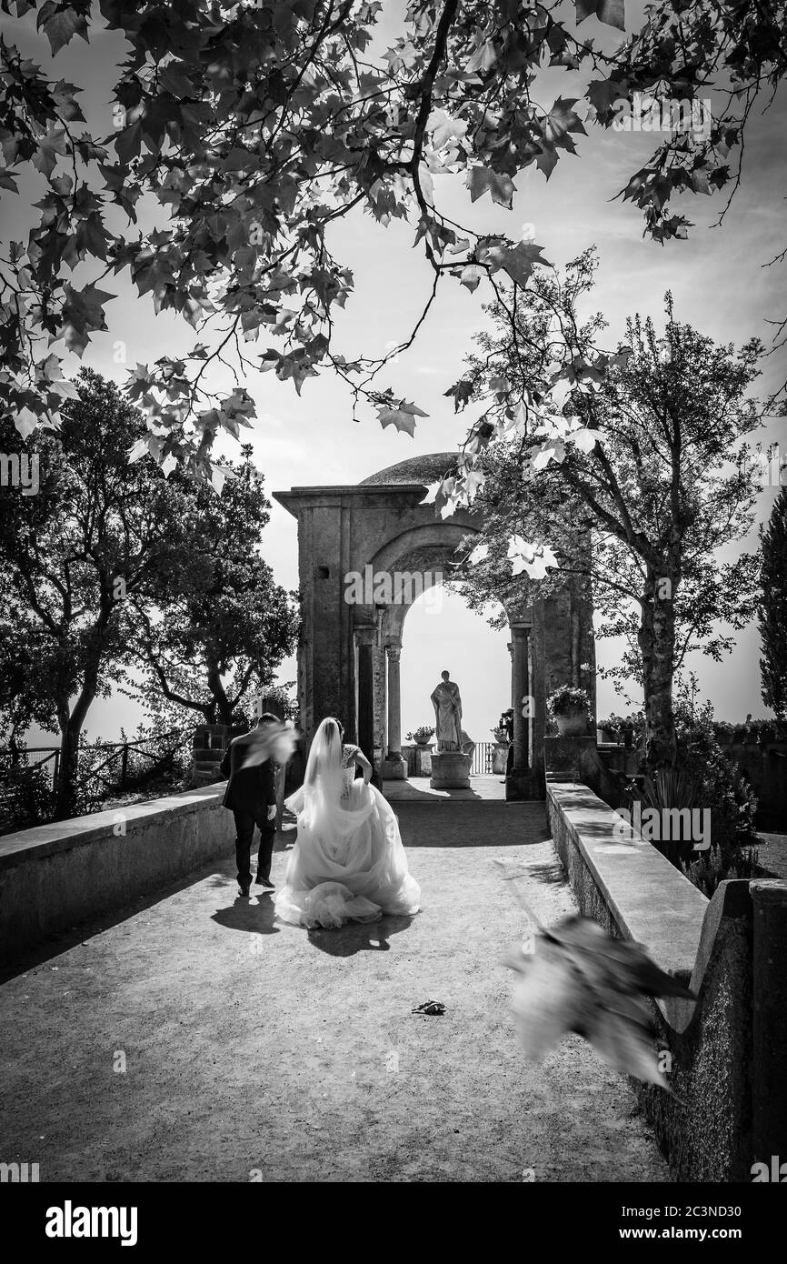 14 ottobre 2018 - Ravello, Campania, Italia - due giovani sposi innamorati, fanno il servizio fotografico a Villa Cimbrone, sulla Costiera Amalfitana. Appena sposato, dentro Foto Stock
