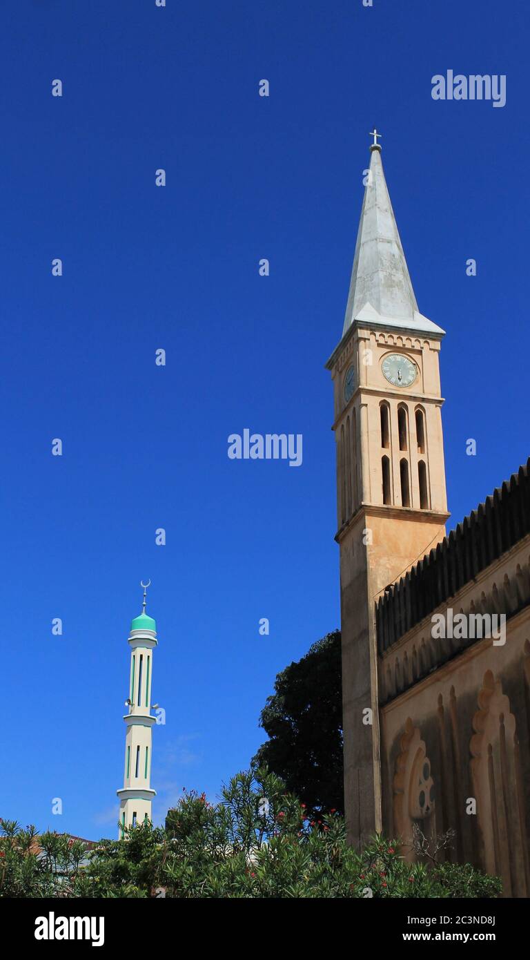 Chiesa di Cristo e la moschea vicina a Stonetown, Zanzibar Foto Stock