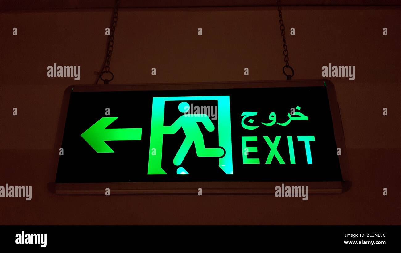 Cartello di uscita antincendio con luce verde Foto Stock
