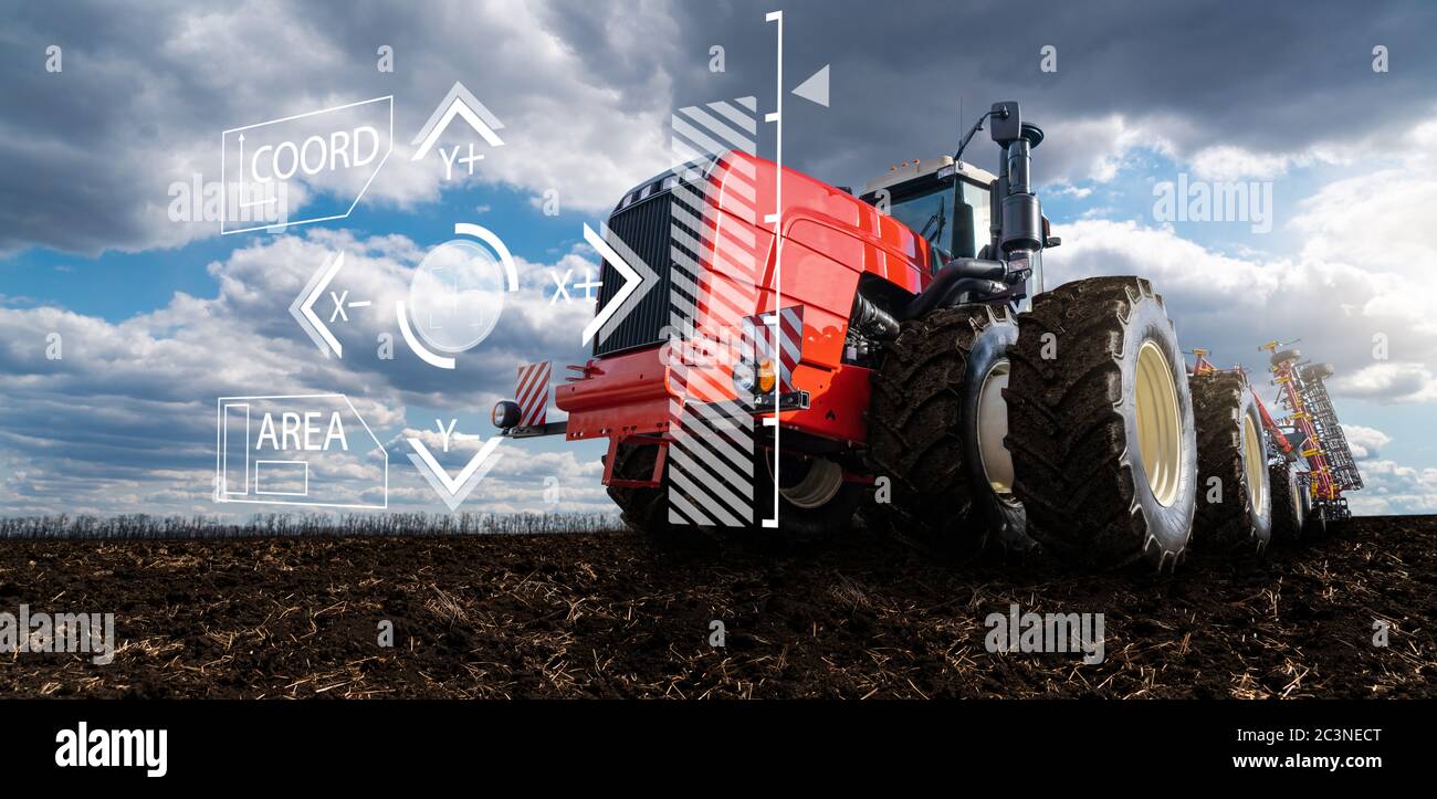 Trattore agricolo autonomo controllato a distanza sul campo. Trasformazione digitale in agricoltura Foto Stock