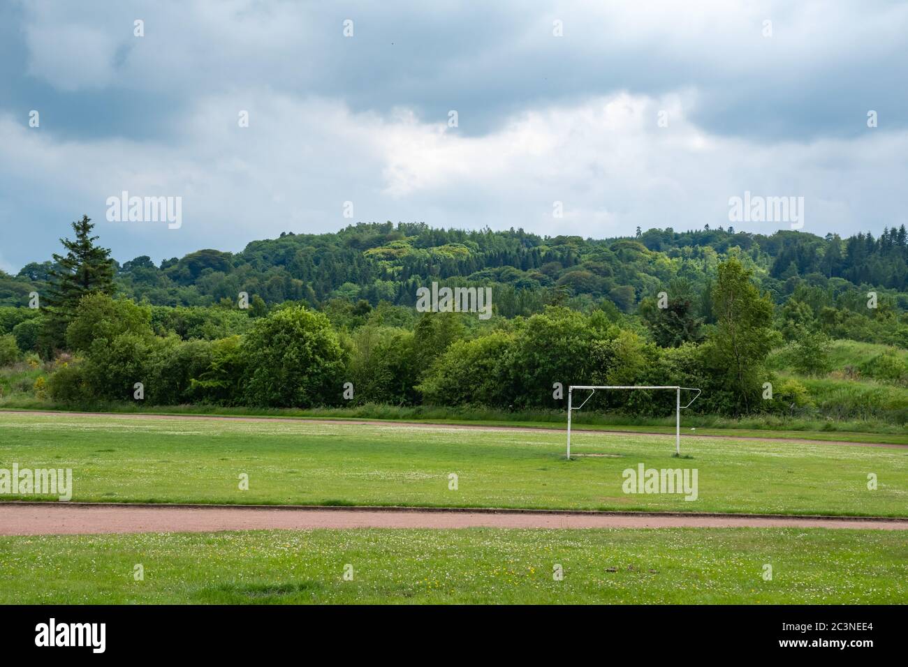 Un campo da calcio in erba senza persone in campagna vicino a Glasgow, Scozia Foto Stock