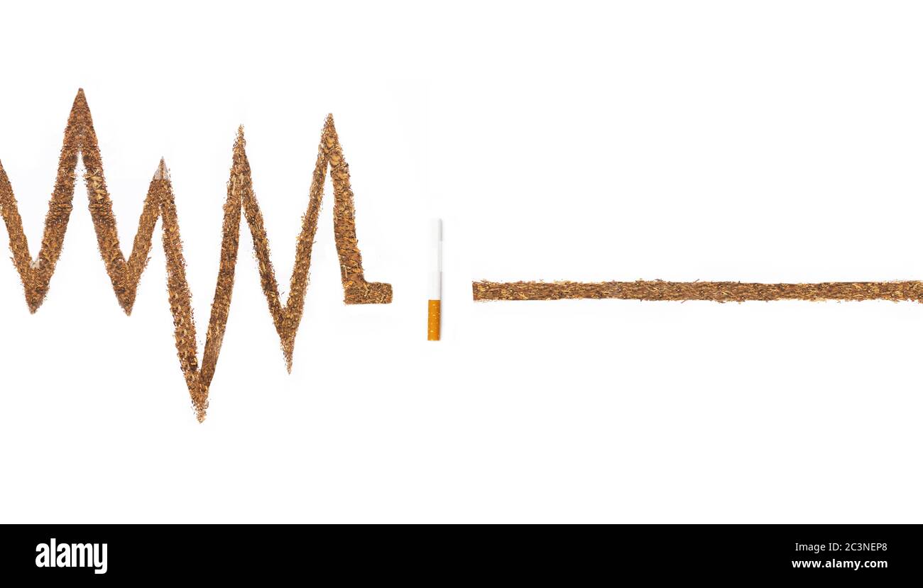 Non fumatori. Onde ECG, tabacco isolato su sfondo bianco Foto Stock