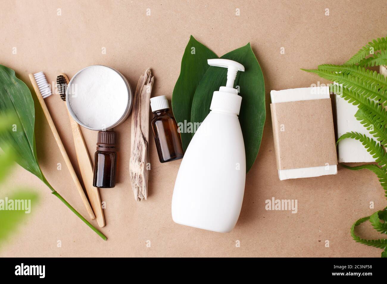 Accessori per bagno senza sprechi, spazzolino da denti in bambù naturale, sapone solido al cocco e barrette di shampoo, vasetto in metallo riutilizzabile con dentifricio, concetto di eco-fr Foto Stock