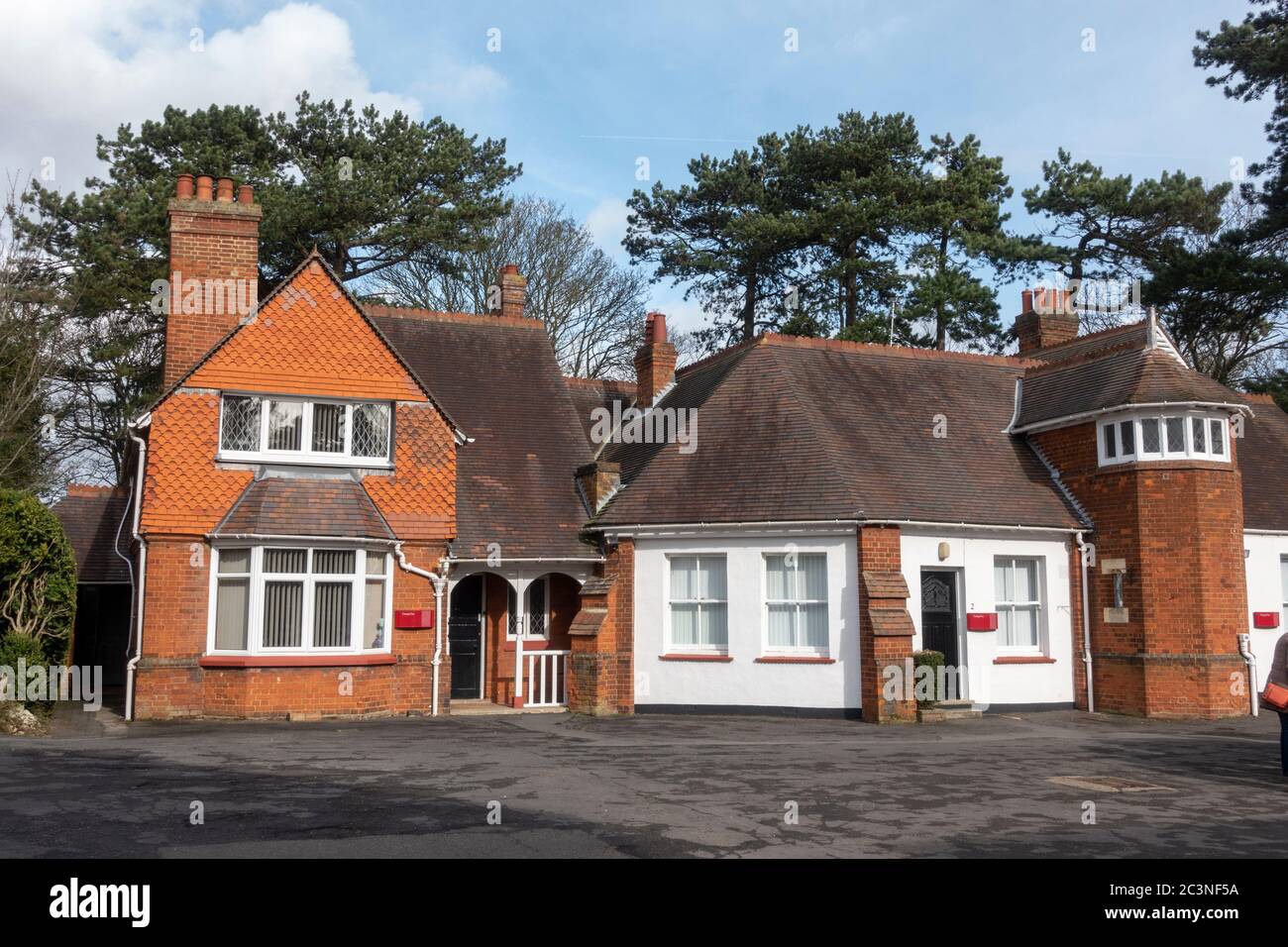 I Cottages (L-R: Uno e due) nella zona stabile di Yard di Bletchley Park, Bletchley, Buckinghamshire, Regno Unito. (Feb 2020) Foto Stock