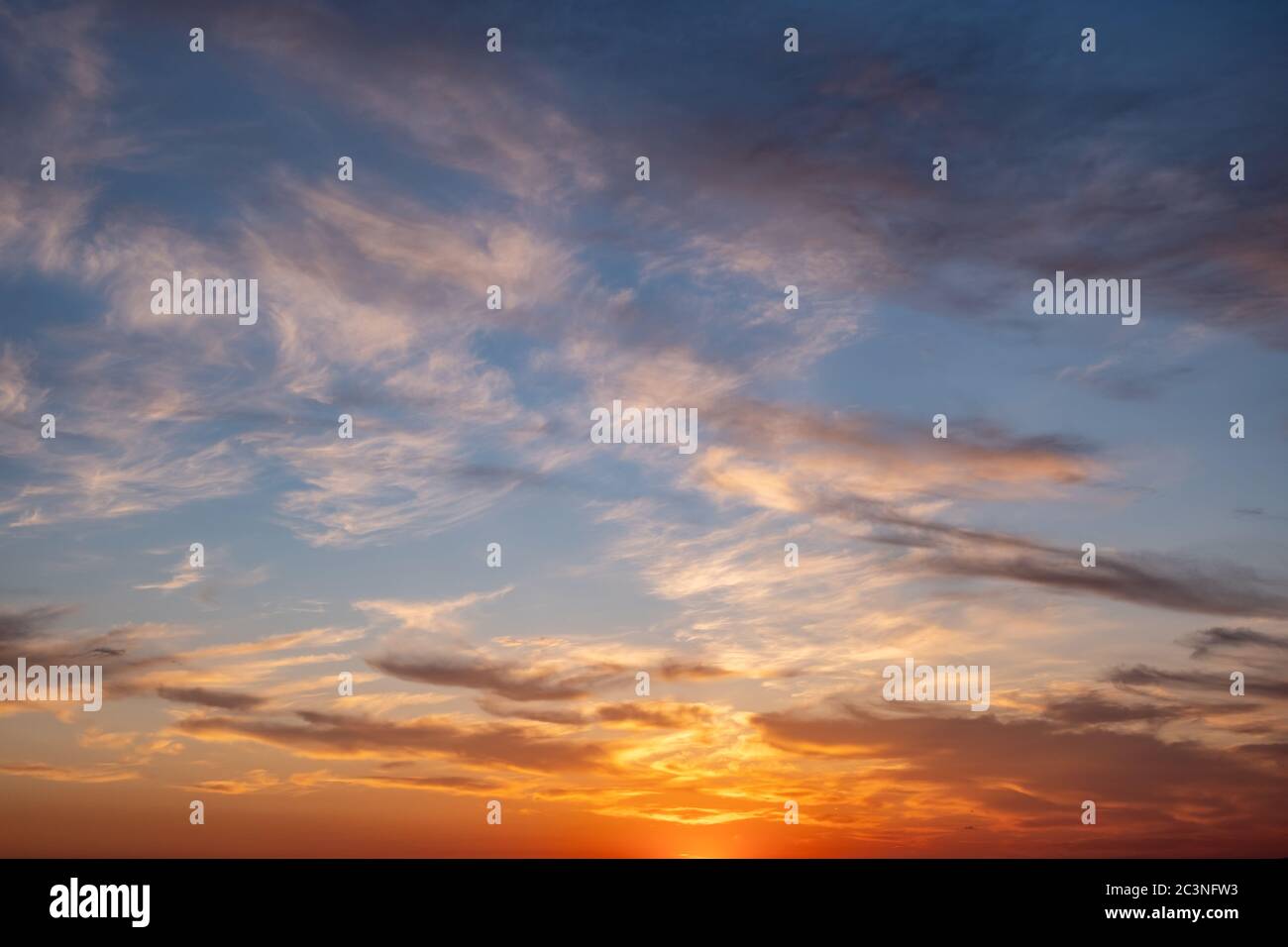 Tramonto arancione paesaggio nuvoloso sfondo. Drammatica e magica alba su un cielo nuvoloso arancione. Crepuscolo, alba Foto Stock