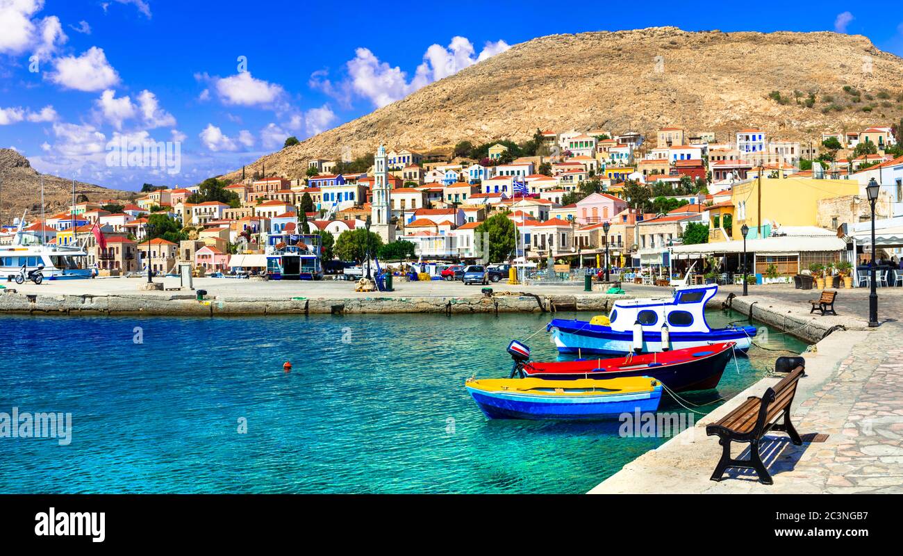 Grecia viaggio. Piccola isola del Dodecanese Chalki, porto colorato Foto Stock