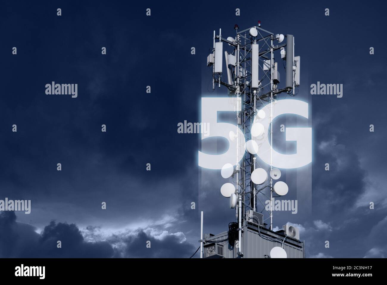 Trasmettitori di rete 5G sul tetto di un grattacielo Foto Stock