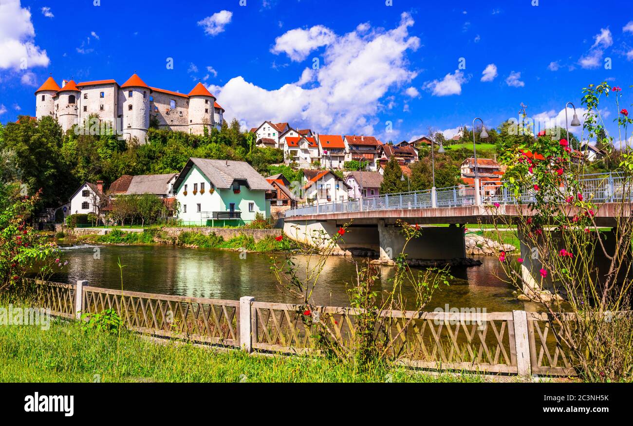 Luoghi di interesse e viaggi in Slovenia - castello medievale e villaggio zuzemberk sul fiume Krka Foto Stock