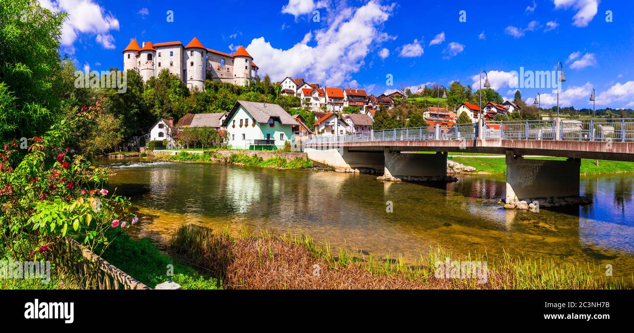 Bei castelli medievali romantici d'Europa - zuzemberk in Slovenia nel fiume Krka Foto Stock