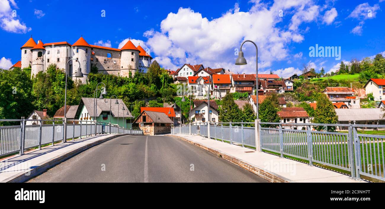 Luoghi di interesse e viaggi in Slovenia - castello medievale e villaggio zuzemberk sul fiume Krka Foto Stock
