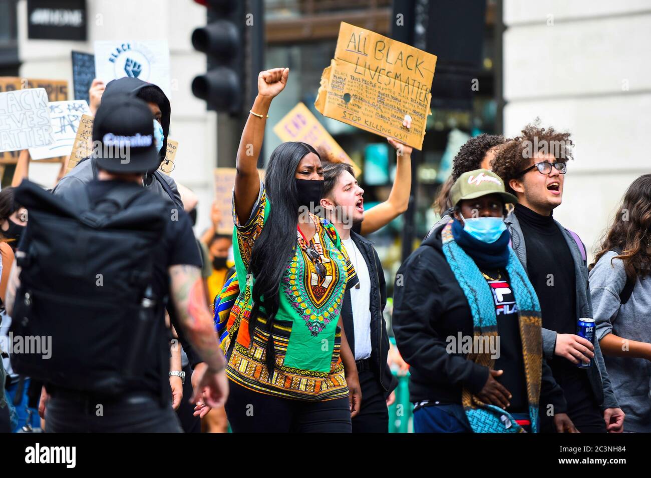 Londra, Regno Unito. 21 giugno 2020. I dimostranti si scendono lungo Regent Street durante una marcia per Black Lives Matter. Le proteste continuano in tutto il mondo dopo l'uccisione di George Floyd afro-americano da parte della polizia a Minneapolis in maggio. Credit: Stephen Chung / Alamy Live News Foto Stock