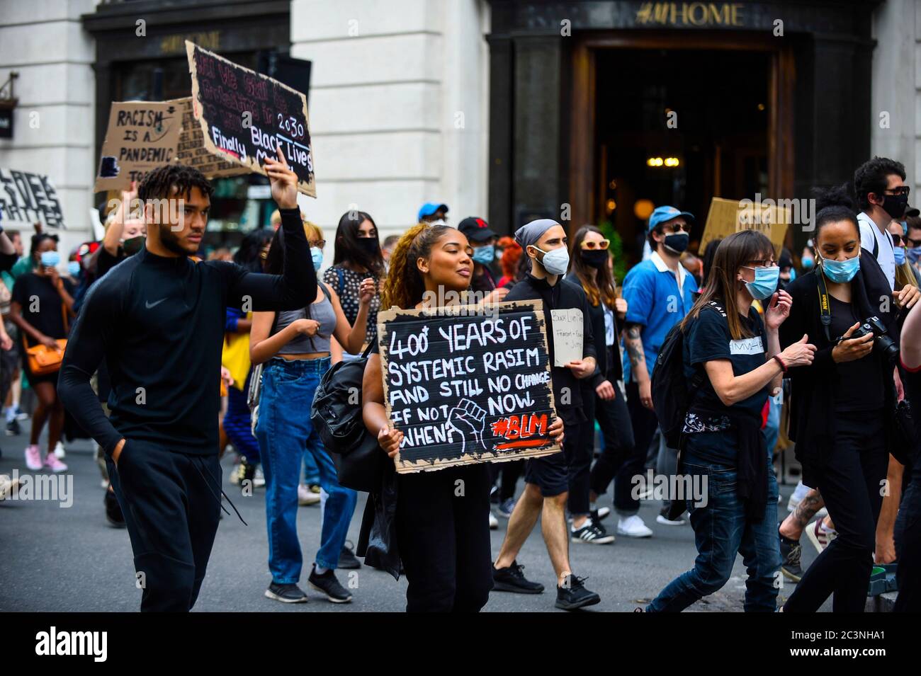 Londra, Regno Unito. 21 giugno 2020. I dimostranti si scendono lungo Regent Street durante una marcia per Black Lives Matter. Le proteste continuano in tutto il mondo dopo l'uccisione di George Floyd afro-americano da parte della polizia a Minneapolis in maggio. Credit: Stephen Chung / Alamy Live News Foto Stock
