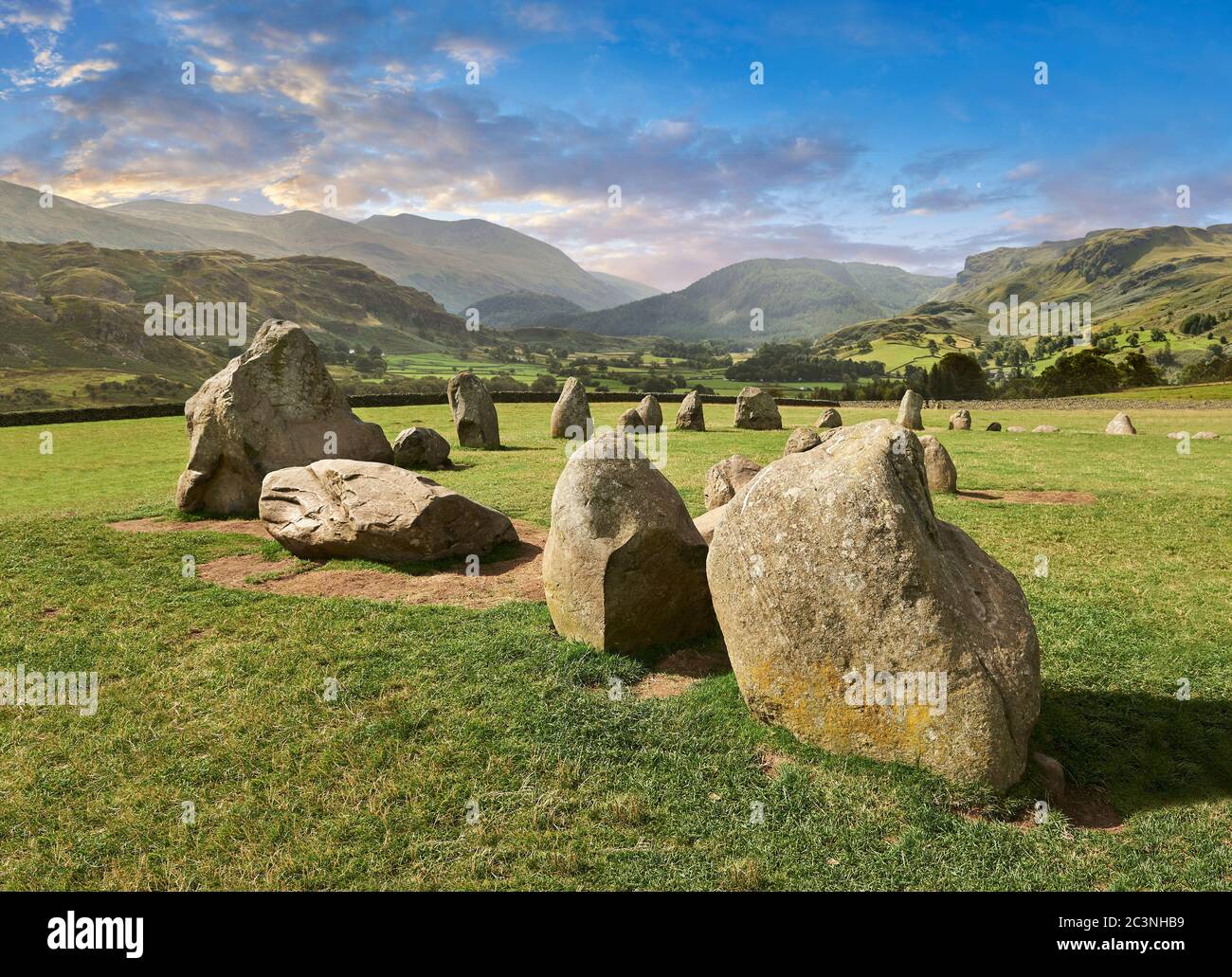 Vista dei moniti neolitici del cerchio di pietre di Castlerigg e del Distretto dei Laghi, Inghilterra, costruito intorno al 2500 a.C. Il cerchio di pietre di Castlerigg è stato costruito intorno al 450 Foto Stock