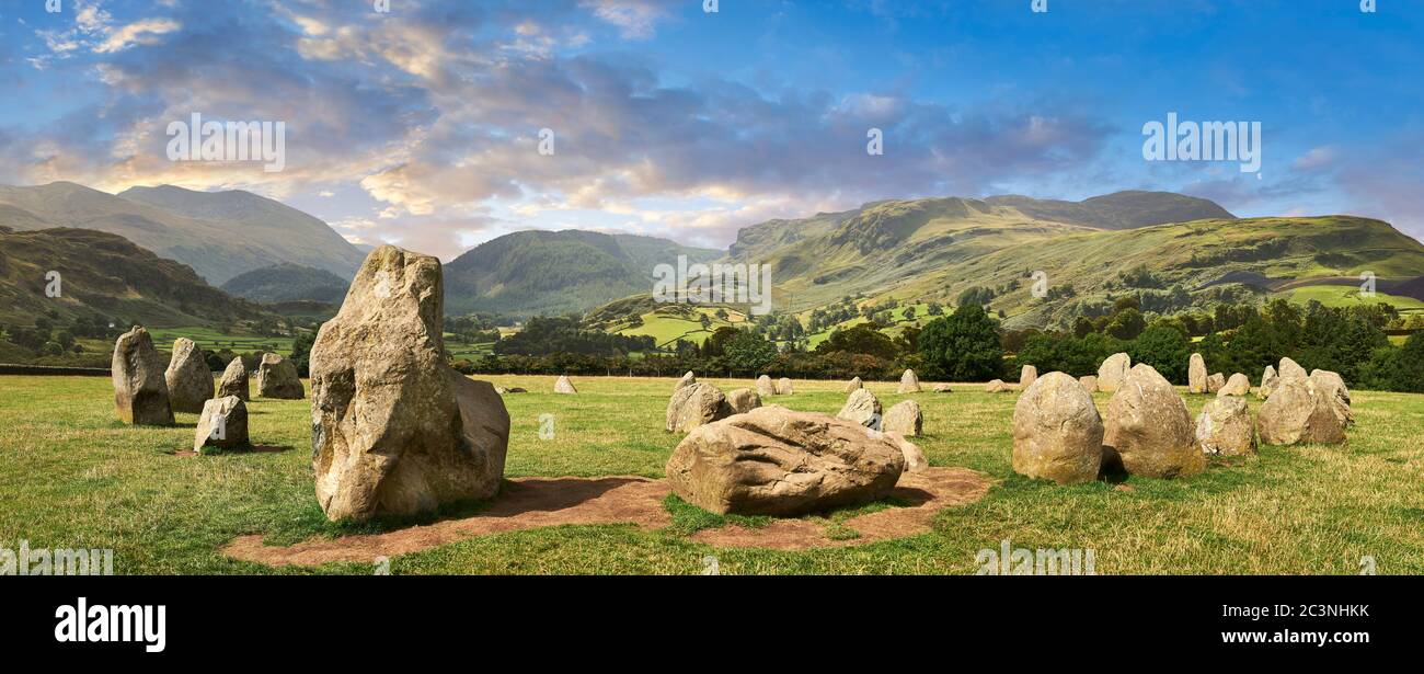 Vista dei moniti neolitici del cerchio di pietre di Castlerigg e del Distretto dei Laghi, Inghilterra, costruito intorno al 2500 a.C. Il cerchio di pietre di Castlerigg è stato costruito intorno al 450 Foto Stock