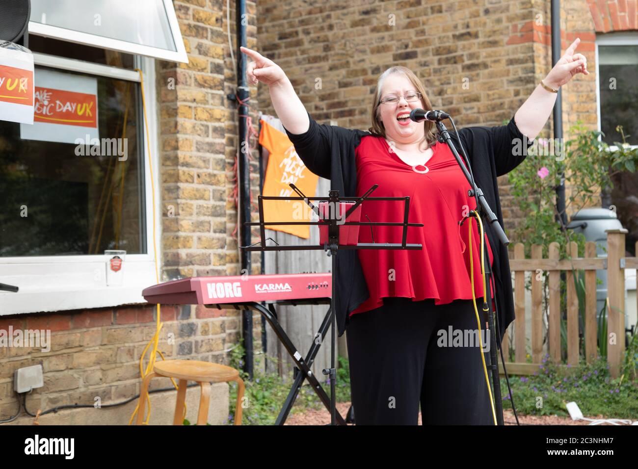 Londra, UK, 21 giugno 2020: Il cantante Andrea Richardson è stato tra i sei spettacoli dal vivo che si sono esibiti a Coldershaw Road, West Ealing, per celebrare il Make Music Day, un set annuale di eventi musicali gratuiti che si svolgono in locali e spazi pubblici. Credit: Andy Sillett/Alamy Live News Foto Stock