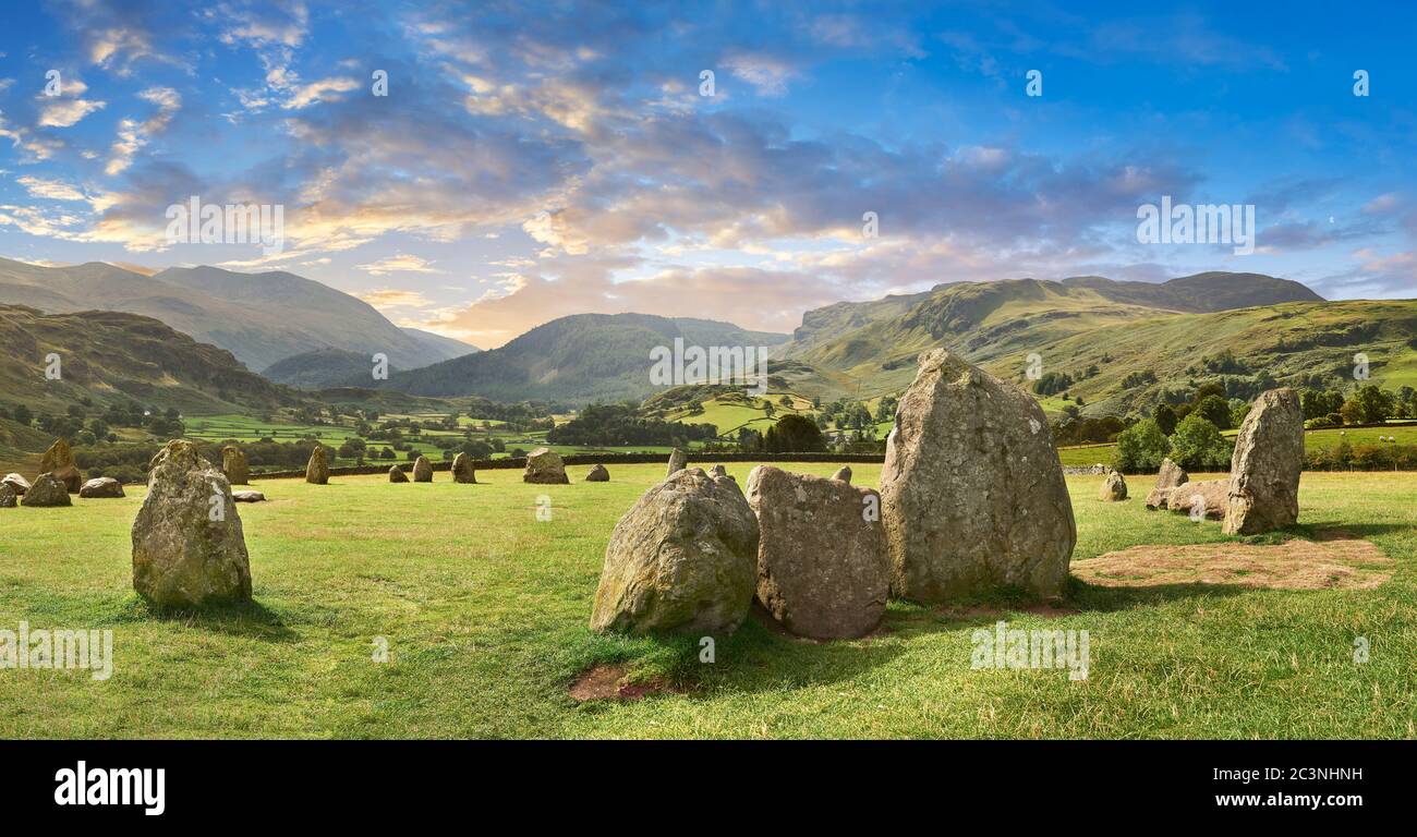 Vista dei moniti neolitici del cerchio di pietre di Castlerigg e del Distretto dei Laghi, Inghilterra, costruito intorno al 2500 a.C. Il cerchio di pietre di Castlerigg è stato costruito intorno al 450 Foto Stock